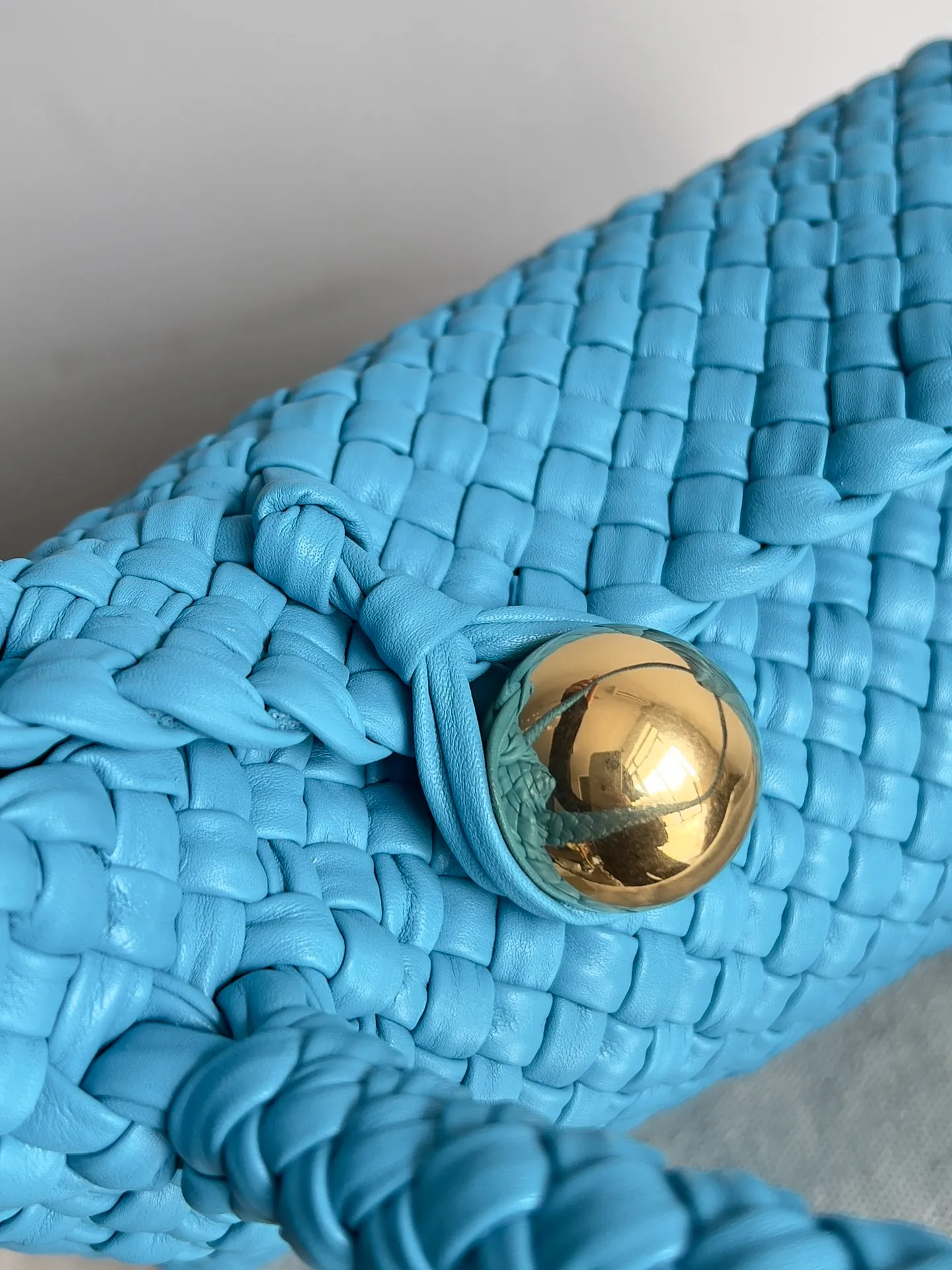 Batch 5760 BV collectible small woven handbags are really YYDS!! Bottega Veneta’s most classic small woven handbags are back! ! We use the highest quality leather with the highest craftsmanship❤️ to create the most expensive works. We have created the original Intrecciato leather weaving process❤️ This unique traditional exclusive leather weaving method has not only become our logo but also reflects the time-consuming and labor-intensive craftsmanship of our products❤️ The new TOSCA handbag must be a selection worth collecting🆕 Style number: 716974 Size: 27*9*18cm